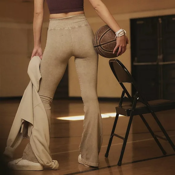 Free People FP Movement Good Karma Flare Leggings Mushroom Gray NWOT Med/Large - Picture 4 of 8